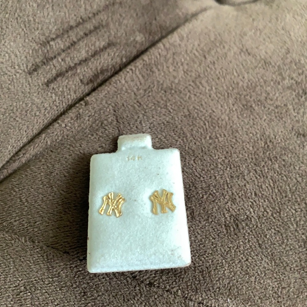 Yankee earrings 14k
